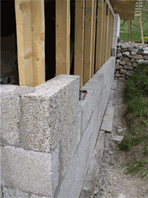 Montage d'un mur en blocs de béton de chanvre